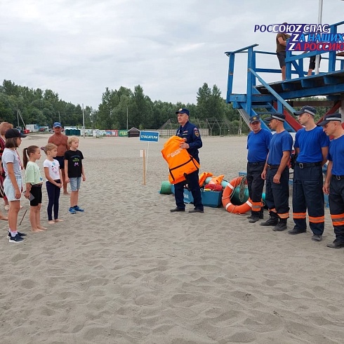 Спасатели АСФ города Барнаула 20 июля 2023 года провели с несовершеннолетними занятие по безопасности на воде