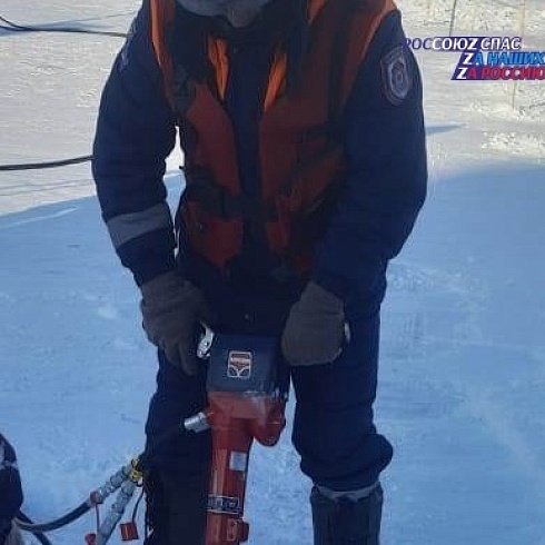 Спасатели провели распиловку льда на Красноярском водохранилище